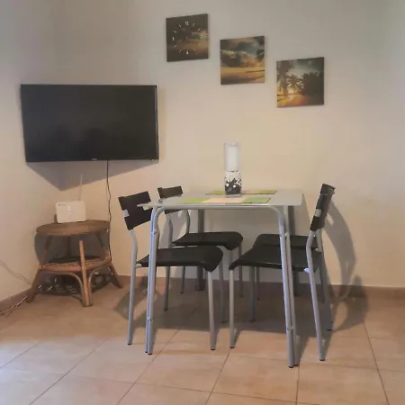 Vacation Near The Square דירה